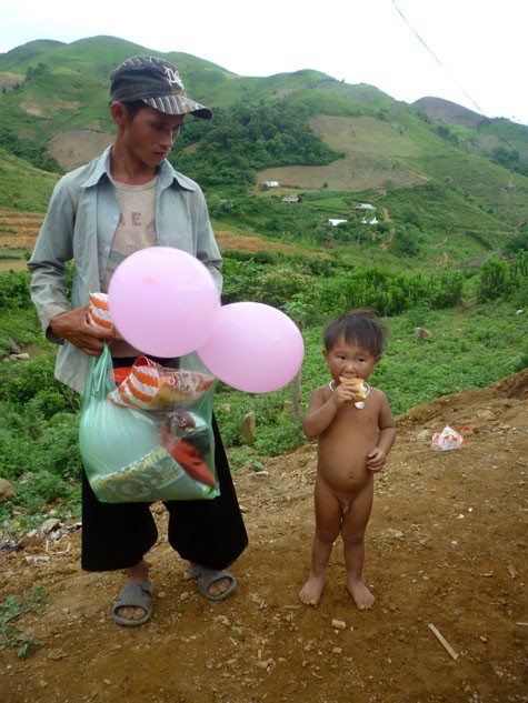 Ở bản Đá Đỏ nói riêng và toàn xã Kim Bon nói chung còn rất rất nhiều những hình ảnh trần trụi khiến người chứng kiến phải ám ảnh, thổn thức và không cầm được lòng mình như thế này